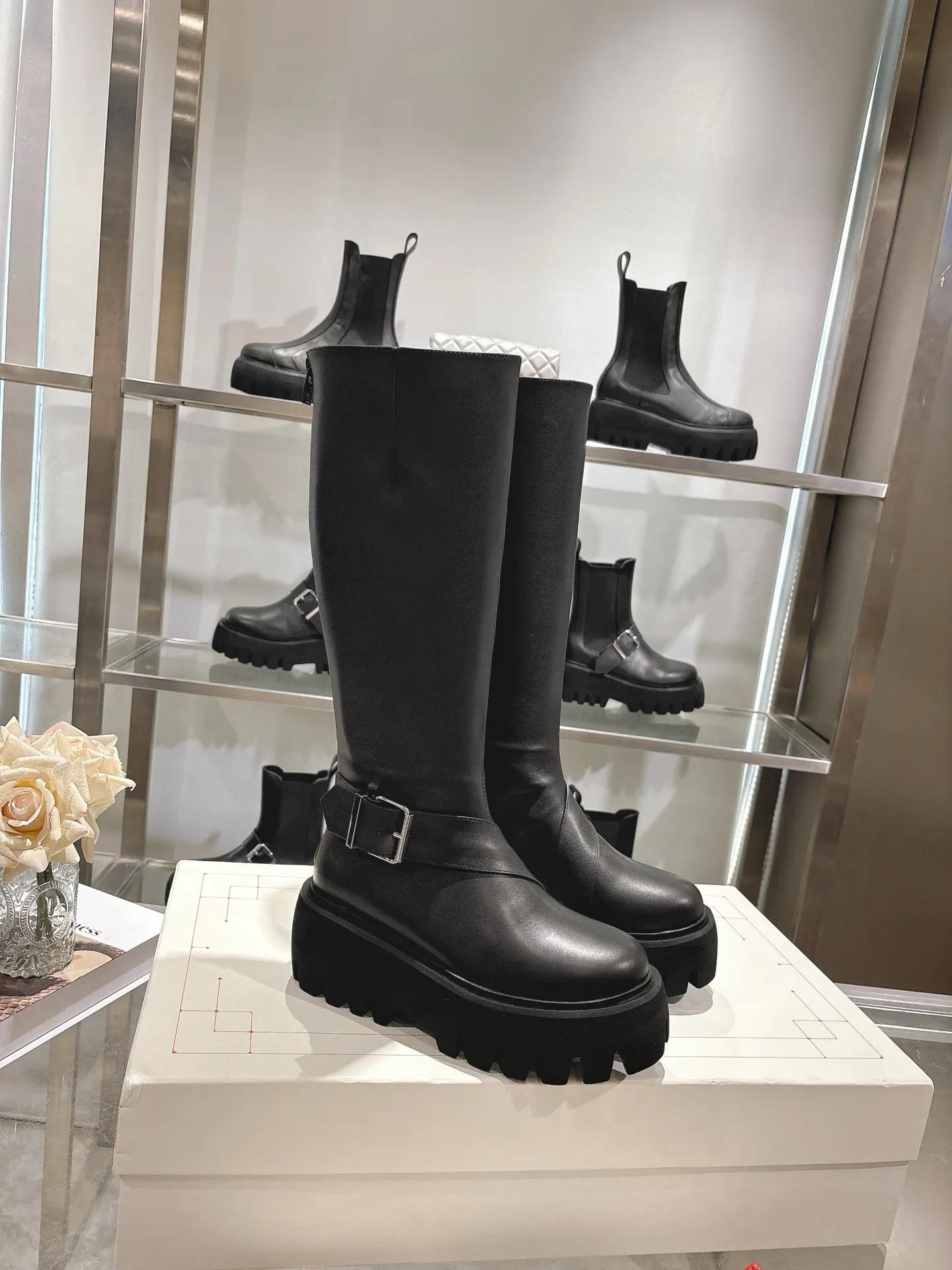 👟👟Ex-factory price 1000👟👟 The official website is synchronized with MCQUEEN/McQueen 2025 autumn and winter Sofa Chelsea boots. Silver metal buckle on the side of the shoe. Equipped with light flange and several layers of combined outsole. 6 cm thickness. Heel pull-on process. Black calfskin fabric. Women 35-40.